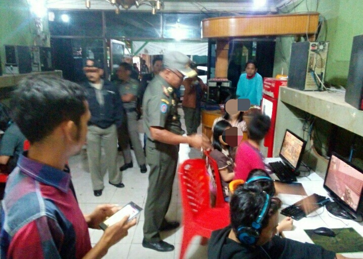 Operasi Hingga Larut Malam, Satpol PP Tutup Paksa Warnet di Tualang
