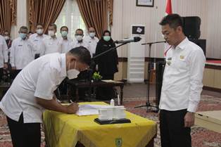 Bupati Rohil Serahkan 226 SK CPNS Menjadi PNS Formasi 2018