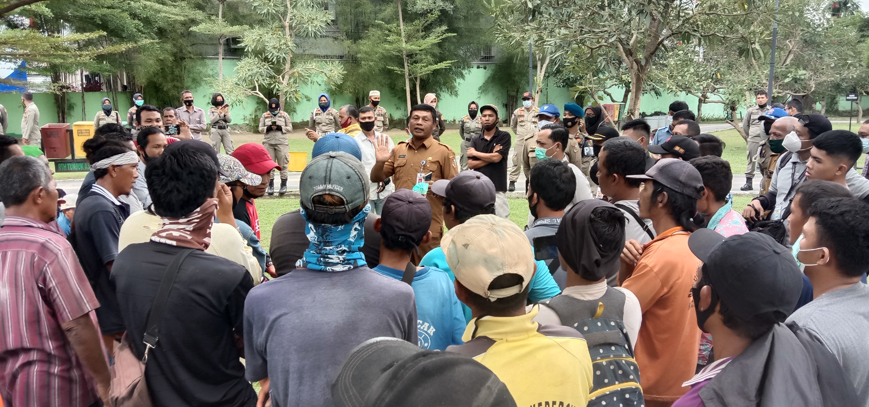 Sampaikan Tuntutan, Puluhan Petugas Kebersihan PT. Samhana Indah Datangi Kediaman Wako