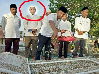 Subhannallah, Kepala Pria Ini Dikelilingi Cahaya Putih saat Ziarah