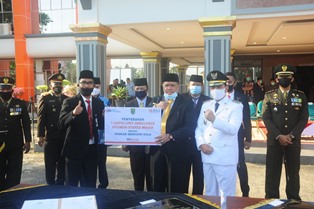 HUT RI Ke 75 Tahun 2020, Bupati Inhu Resmikan Sejumlah Gedung dan Bagikan Kartu Tani