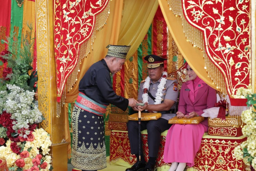 Awali Tugas di Riau, Kapolda Arman Achdiat Jalani Tepuk Tepung Tawar Kental Adat Melayu