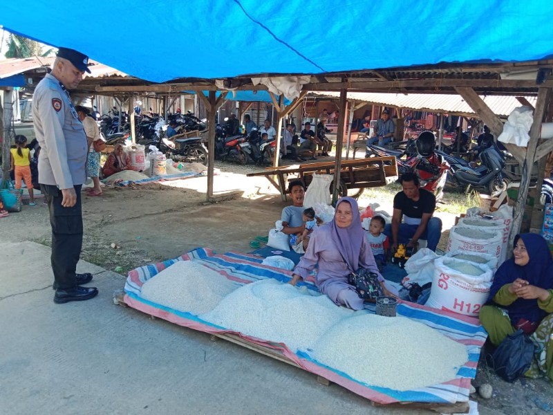 Polsek Tambusai Patroli di Pasar Dalu-dalu Sampaikan Pesan Pilkada Damai 2024