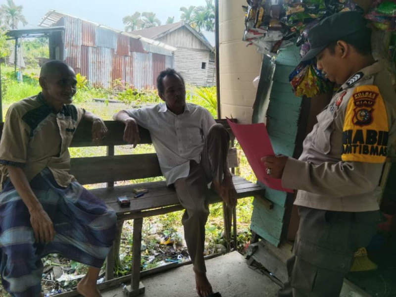 Bhabinkamtibmas Sungai Intan Sambangi Masyarakat Wujudkan Pilkada Damai 2024