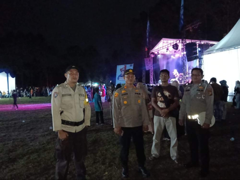 Polsek Singingi Hilir Pam Kampanye Dialogis Paslon Cabup-Cawabup Pilkada 2024 di Desa Petai