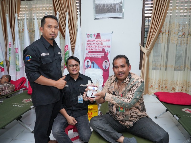 Puluhan Guru di Siak Donor Darah Meriahkan HUT PGRI Ke-80 dan HGN