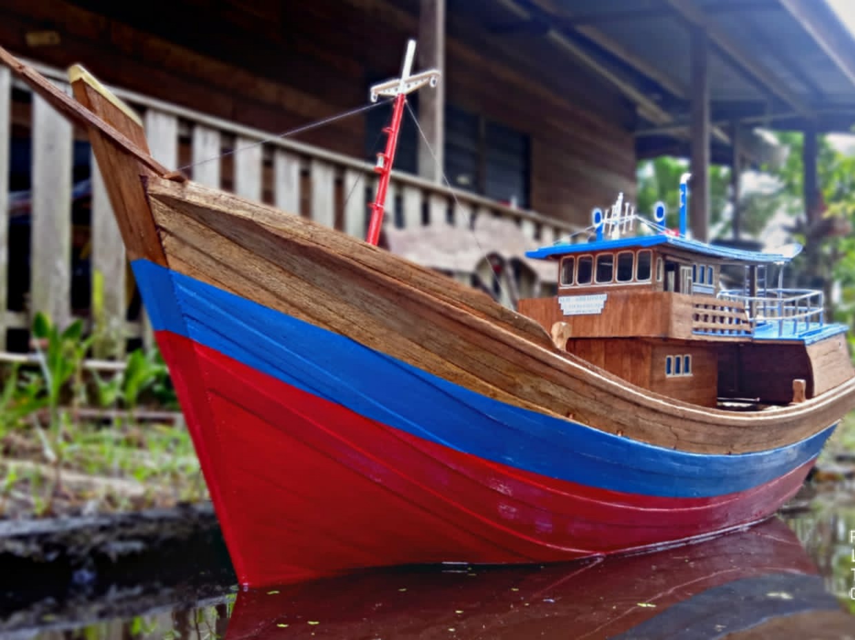 Dari Iseng Berbuah Cuan, Pemuda di GAS-Inhil Buat Miniatur Kapal Persis Aslinya