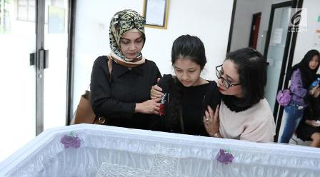 Jenazah Yana Zein Mengeluarkan Air Mata Tatkala Orangtuanya Bertengkar