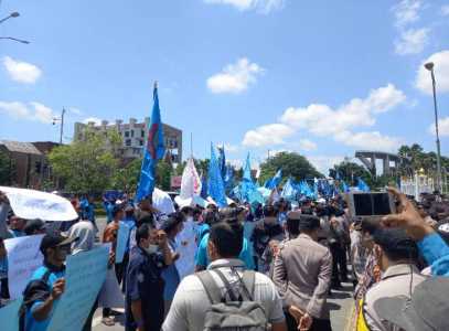 Ribuan Massa Serikat Pekerja Gelar Aksi di Kantor Gubernur Riau, ini Pemicunya