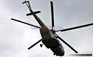 Bantuan Korban Longsor Didistribusikan dengan Helikopter