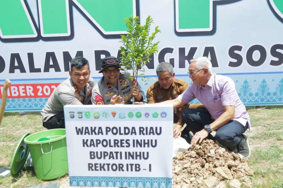 Wakapolda Riau-Polres Inhu Bersama Perguruan Tinggi Tanam Pohon Cegah Abrasi