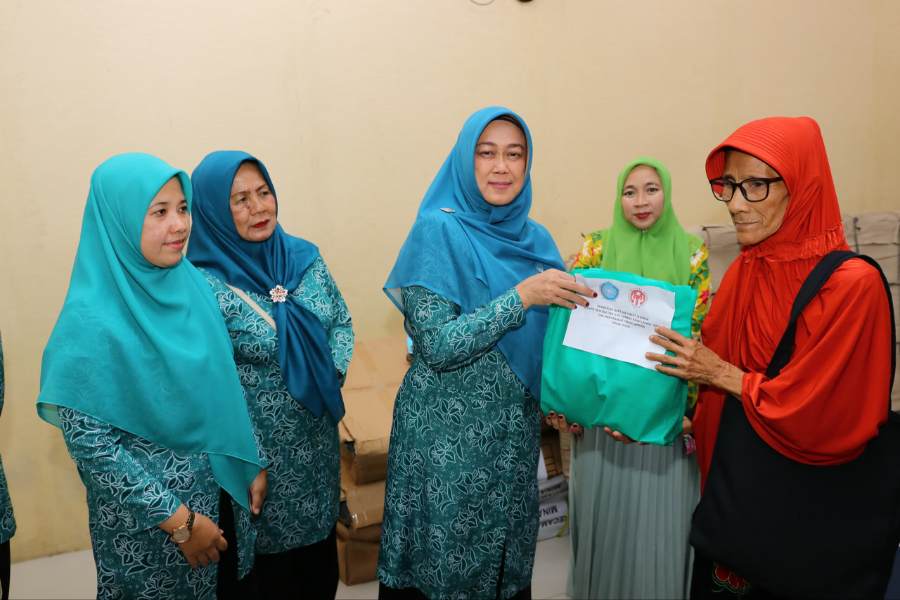 PKK Siak Kembali Bagikan Sembako Bagi Warga Kurang Mampu