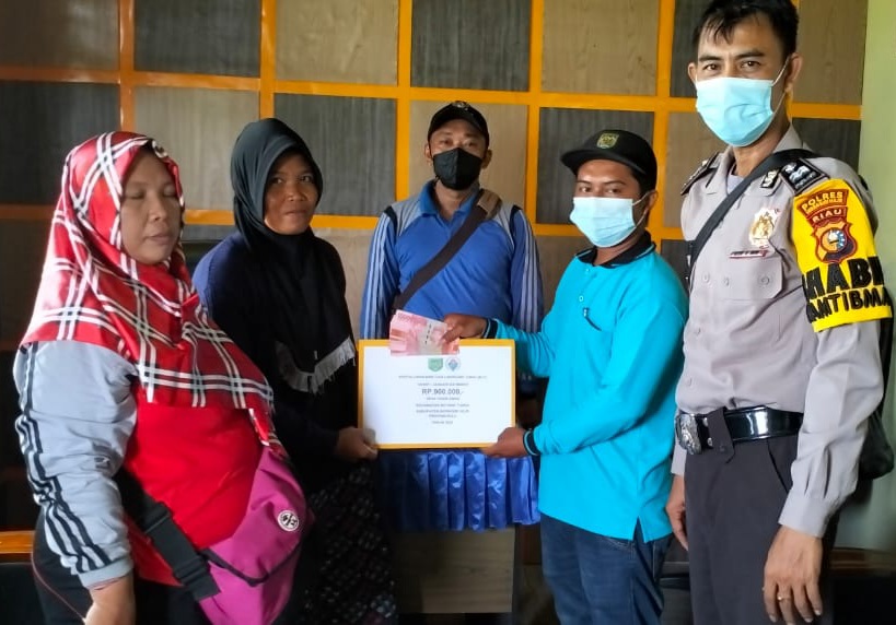 Selesaikan Tahapan, Pemdes Pasir Emas Serahkan BLT dan Insentif Buat Guru Maghrib Mengaji