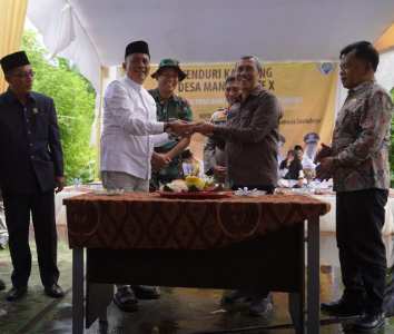 Gubri Syamsuar Bersama Bupati Adil Potong Tumpeng di Kenduri Desa Mantiasa