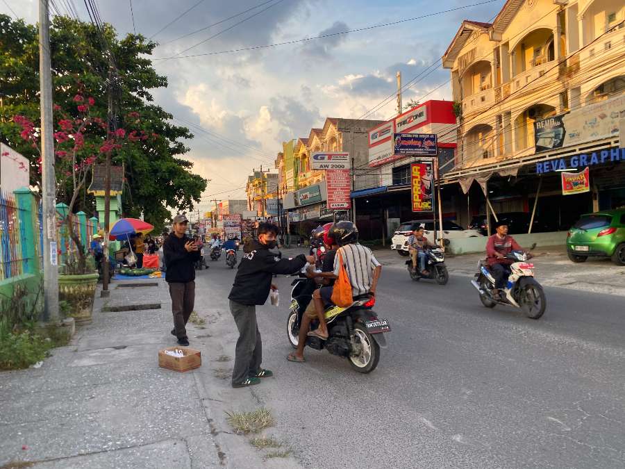 Rayakan Ramadhan 2024, Ultras Garuda Sezione Riau Bagikan 24 Paket Sembako