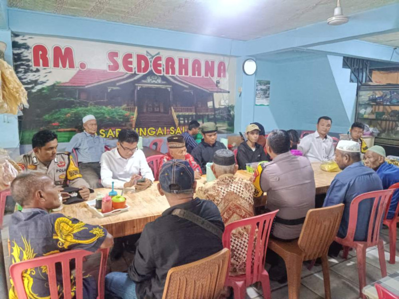 Kapolsek Tempuling Gelar Cooling System di Warung Sungai Salak, Sampaikan Arahan Pasca Pilkada 2024