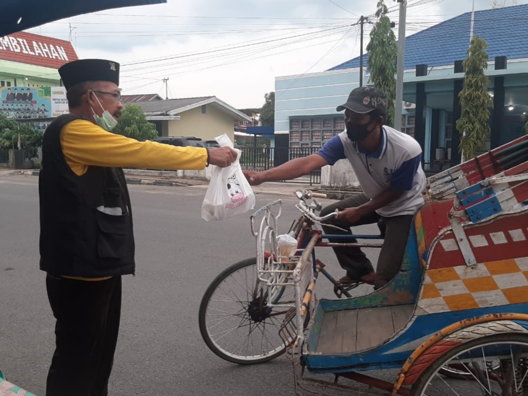 Marlis Syarif Bagi Takjil Lagi di Tembilahan