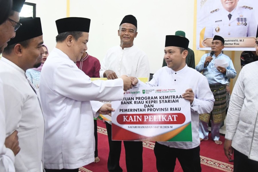 Plt Gubri SF Hariyanto Serahkan Bantuan Kemitraan BRK Syariah di Desa Muara Basung