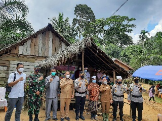 Kapolda Riau Lakukan Vaksinasi di Suku Talang Mamak