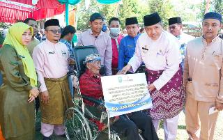 Bupati Alfedri Berikan Santunan untuk Mbah Martarejo di Kampung Dosan
