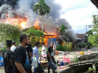 Dua Rumah Warga di Kelurahan Tagaraja, Kateman Hangus Dilalap Sijago Merah