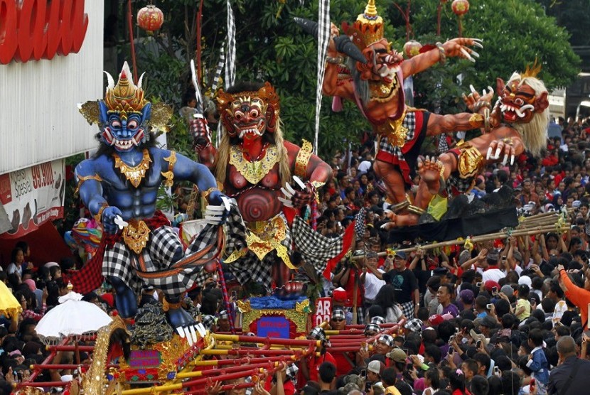 Masyarakat Bali Arak 7.079 Ogoh-Ogoh Jelang Nyepi