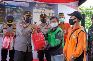 Kakorlantas Polri Tinjau Pos Penyekatan PPKM di Pekanbaru 