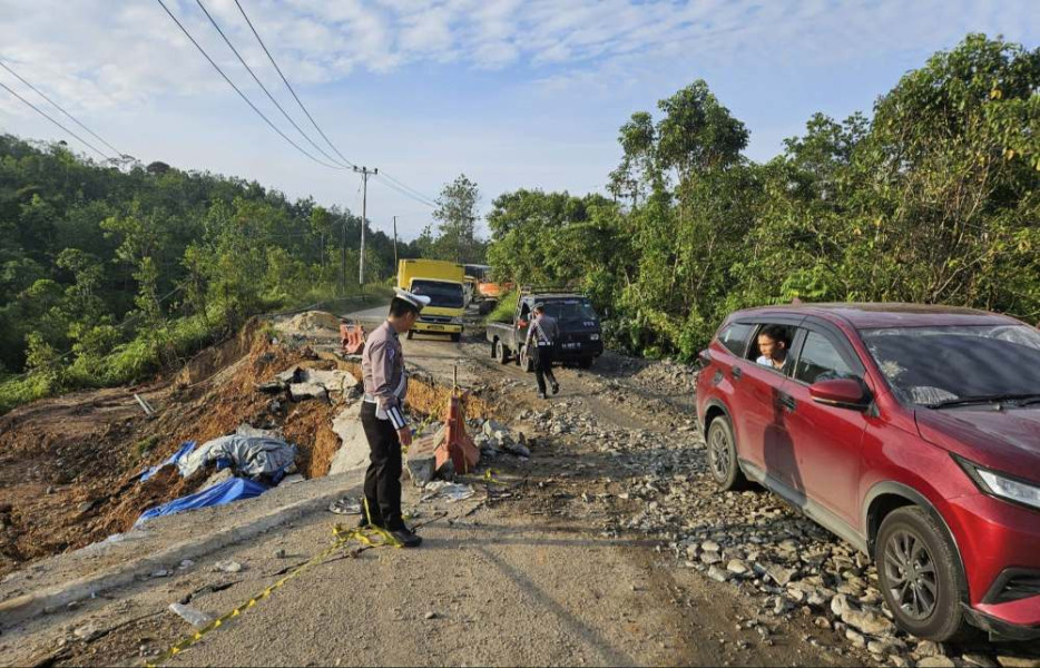 Curah Hujan Tinggi, Jalan Lintas Riau Sumbar Amblas