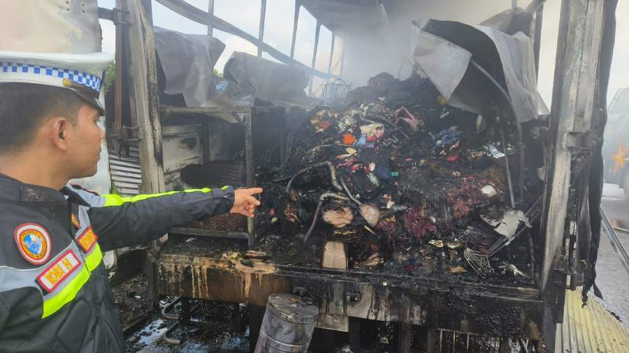 Mobil Box JNE Bawa Motor Listrik Terbakar di Tol Permai