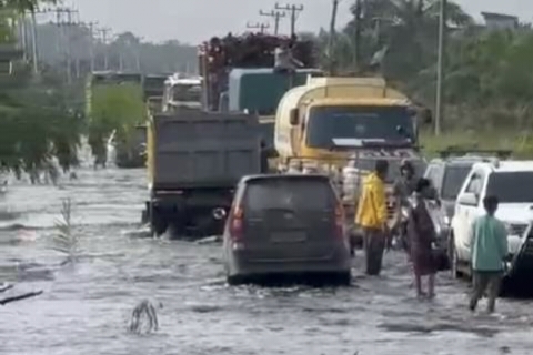 Sungai Kampar Riau Meluap, Ratusan Kendaraan Terjebak Macet di Lintas Timur