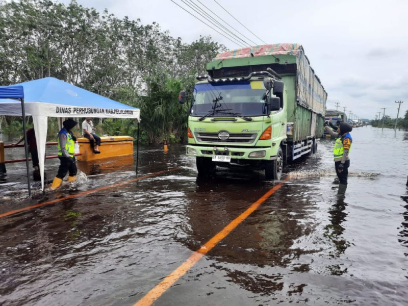 Jalintim Terdampak Banjir, Dinas PUPR Riau Siap Bantu Peralatan Untuk BPJN