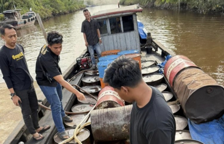 Polda Riau Tangkap Kapal Kayu Bermuatan Solar Ilegal, 4 Orang Diamankan