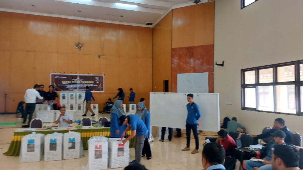 Polsek Logas Tanah Darat Kawal Pengamanan Rapat Pleno Terbuka Rekapitulasi Suara Pilkada 2024