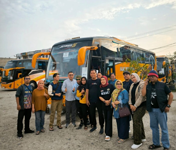 Raja Isyam Azwar Resmi Lepas Rombongan PWI Riau Menuju HPN Banten