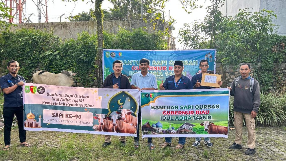 Salurkan Ratusan Ekor Hewan Kurban, Gubri Wahid: Semoga Bahagia Berhari Raya