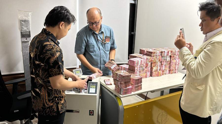Telusuri Aliran Dana Kasus Komoditas Timah, Penyidik Kejagung Temukan Uang Rp10 Miliar dan SGD 2 Juta