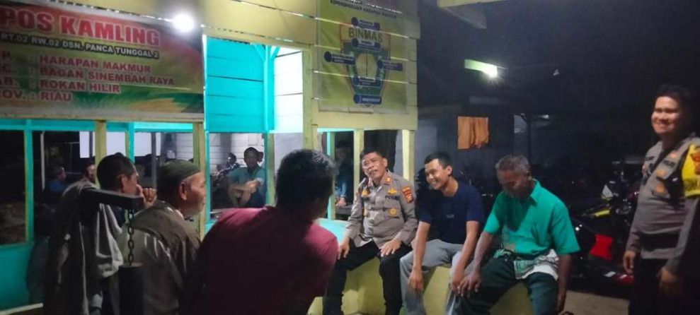 Malam-malam Datangi Warga, Sat Binmas Polres Rohil Sampaikan Pesan Pemilu Damai