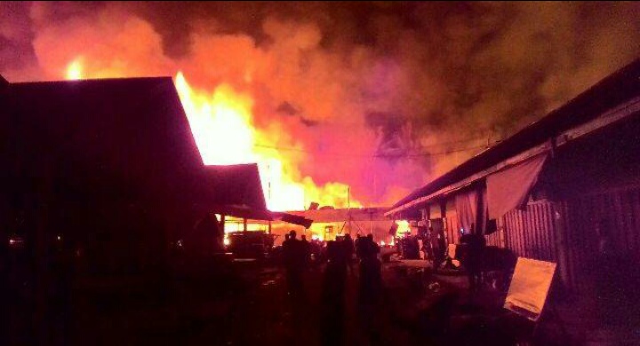 Pasar Lubuk Jambi Terbakar, Sekitar 20 Unit Ruko dan Kios Baju Hangus