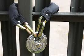 Janji Tinggal Janji.... Mantan Honorer di Kuansing Riau Gembok Pagar Kantor Camat 