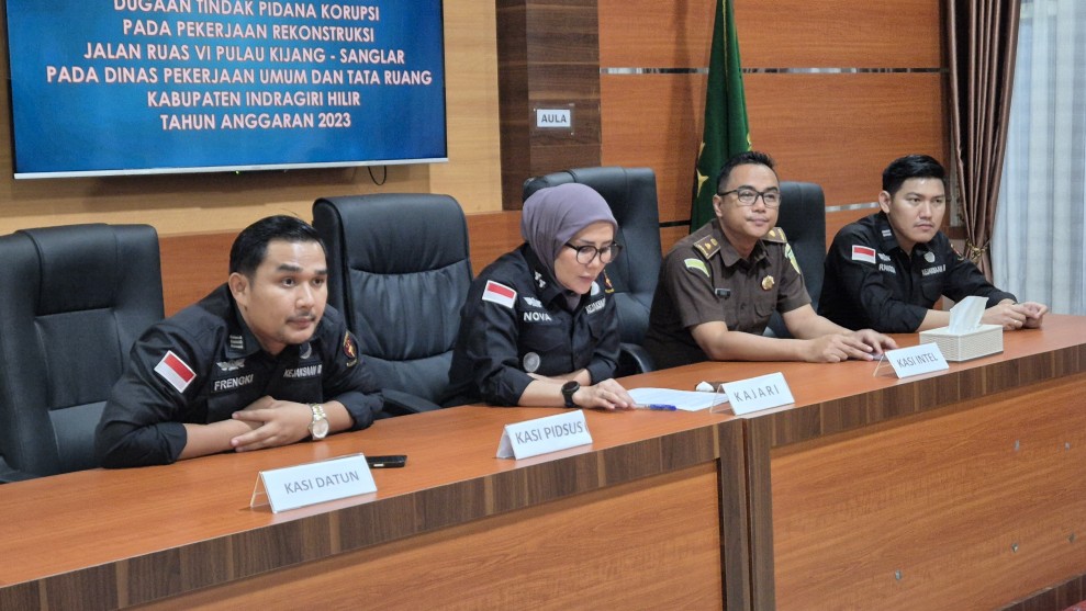 Kejari Inhil Tahan Dua Tersangka Kasus Dugaan Korupsi Proyek Jalan  Pulau Kijang-Sanglar Senilai Rp15,4 Miliar