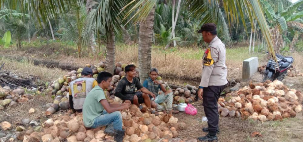 Polsek Tembilahan Hulu Minta Masyarakat Desa Sialang Panjang Tidak Terprovokasi Berita Hoax Pilkada