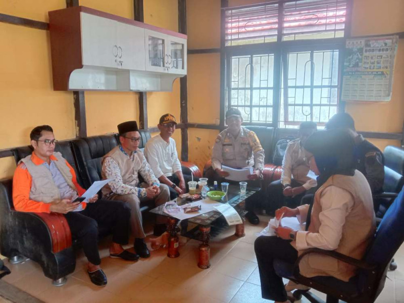 Sambangi Desa Sialang Panjang, Bhabinkamtibmas Bripka Sonny Ajak Masyarakat Ciptakan Pilkada Damai