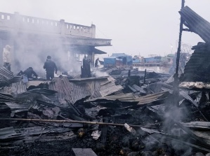 Puing-puing Hitam dan Asap Tipis Sisa Kebakaran Pasar Sayur dan Ikan Asin di Tembilahan