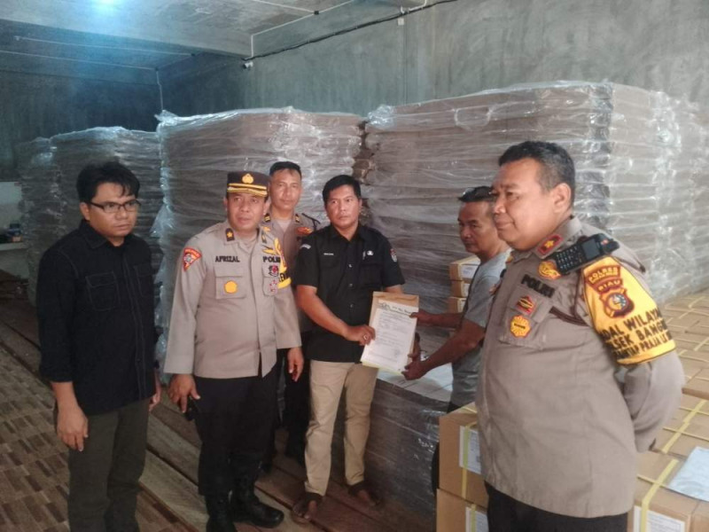 Logistik Pilkada Tiba di Gudang KPU, Polres Rohil Lakukan Pengawalan Ketat