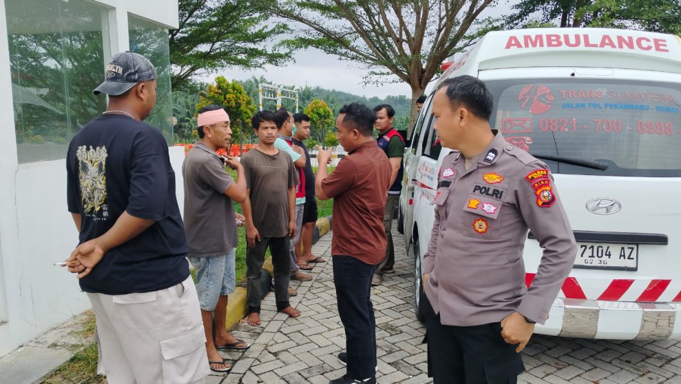 Salip-Menyalip Berujung Emosi, Sopir Truk Hino Babak Belur Dikeroyok di Tol Permai