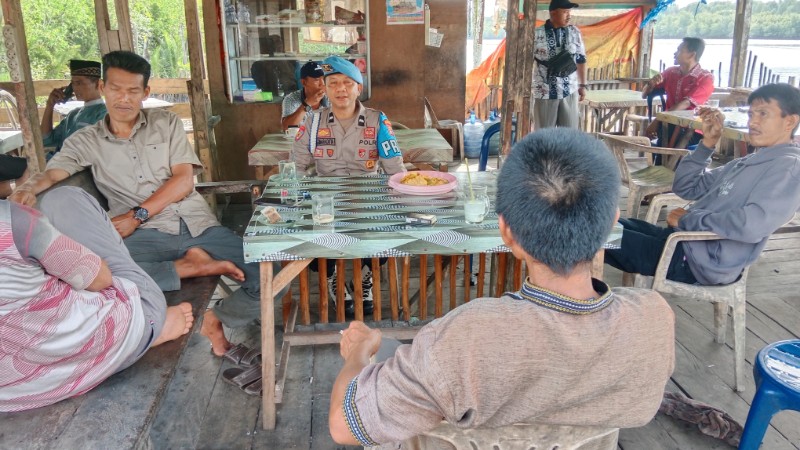 Polsek Teluk Belengkong Ajak Masyarakat Desa Sakarotan Ciptakan Pilkada Damai 2024