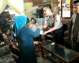 Wakapolresta Pekanbaru Bersama DPRD Riau Beri Bantuan Untuk Janda Tua