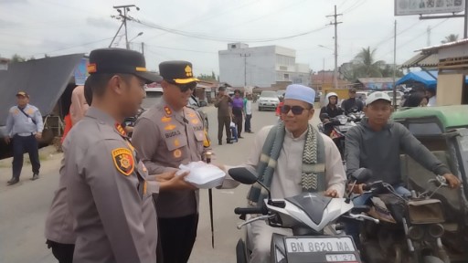Pasca Pilkada Rohul 2024, AKBP Budi Setiyono Bagikan Ratusan Nasi Bungkus Kepada Pengendara