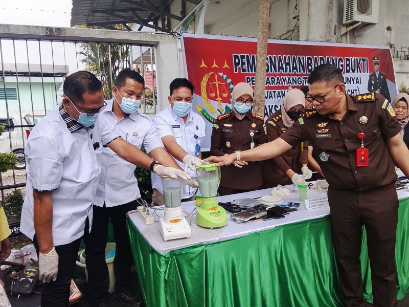 Kejari Pekanbaru Musnahkan Barang Bukti dari 777 Perkara