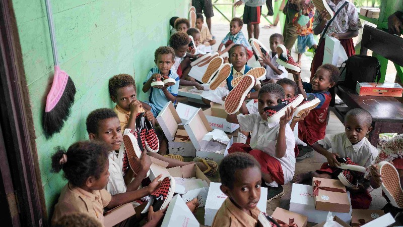 Telkomsel Salurkan Ratusan Pasang Sepatu Hasil Donasi Poin Pelanggan ke Sejumlah Pelajar Papua
